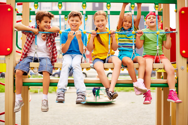 Kinder auf einem Spielplatz