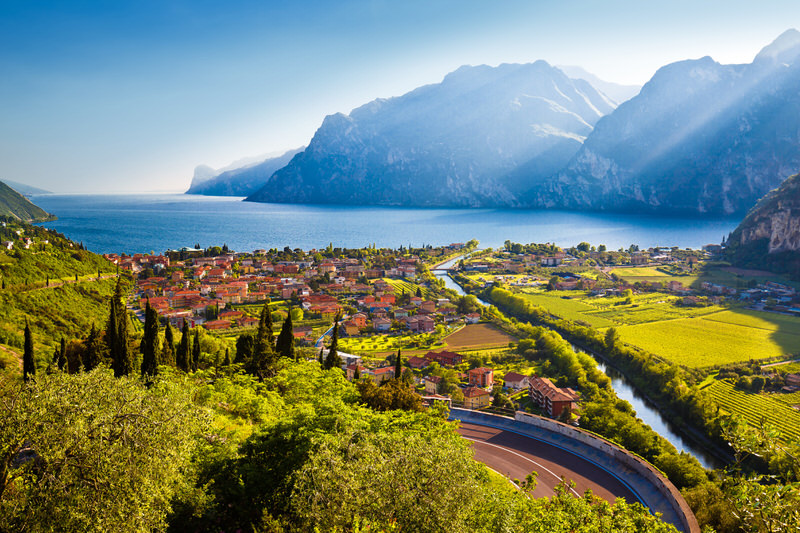 Camping Italien weite Landschaft mit Meer im Hintergrund