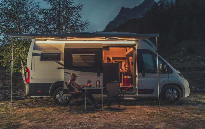 Ein Wohnmobil steht im Wald Camping talien