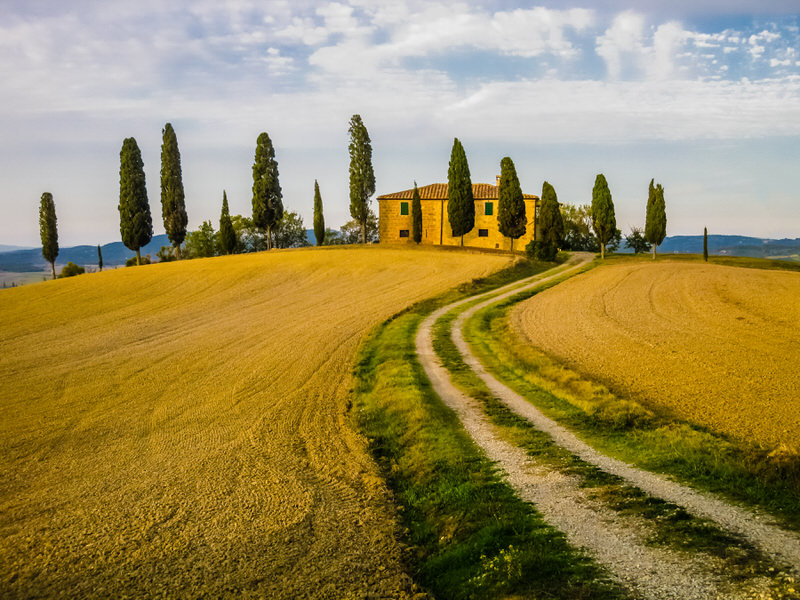 Landschaft in der Toscana umgeben von gelben Feldern Camping in Italien
