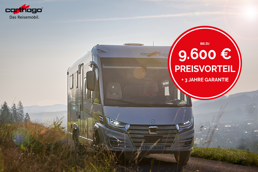 Wohnmobil Carthago fährt in der Natur