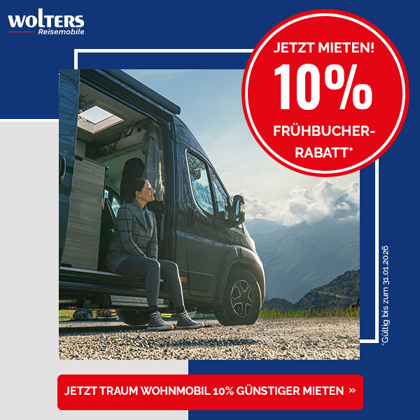 Ein Mann sitz in der geöffneten Türe eines Camper Vans Wohnmobil Aktionsbild Frühbucher