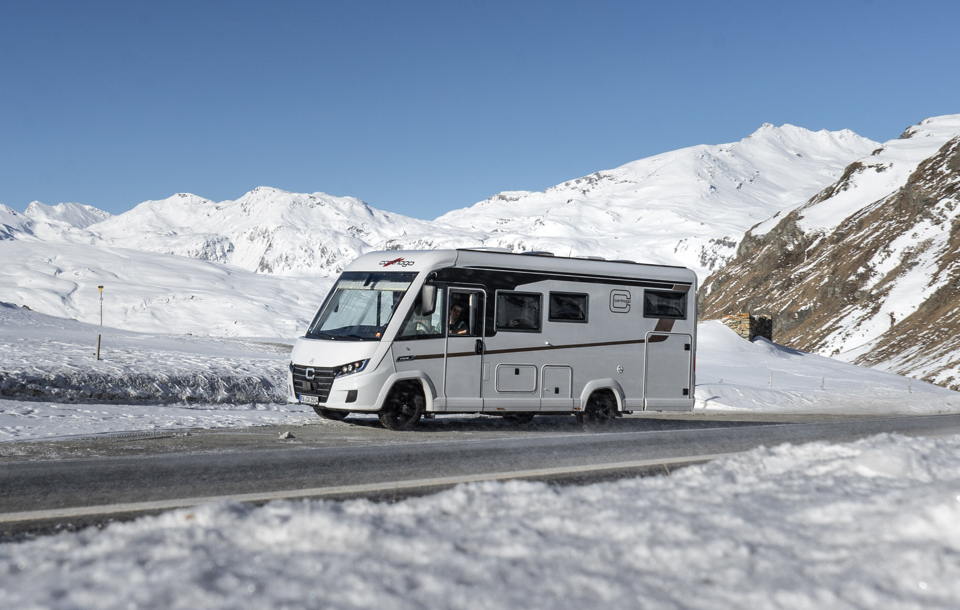 Ein Camper im Herbst fährt auf einer Landstrasse winterfest machen