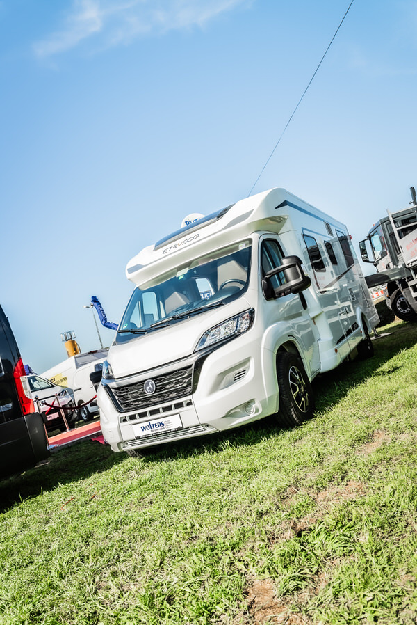 Ein Reisemobil steht auf einem Rasen bei einem Event