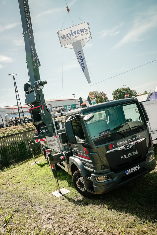 Ein MAN Kran richtet eine Flagge auf