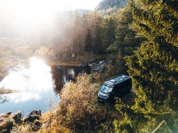 Glamping Wohnmobil See Ein Wohnmobil steht am See Glamping mit Wohnmobil