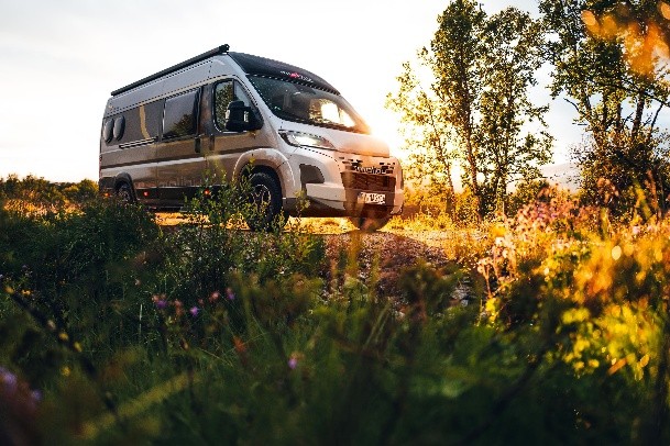 Glamping Wohnmobil im Abendrot Ein Wohnmobil steht beim Glamping im Abendrot