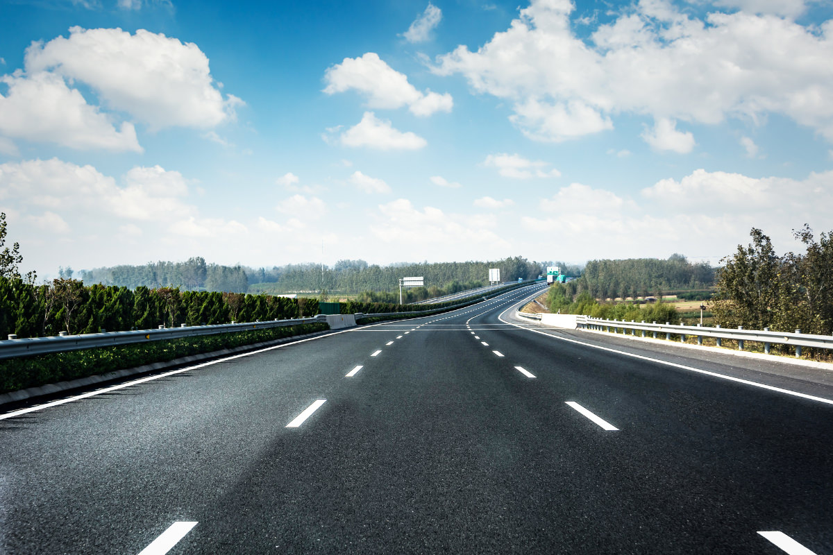 Eine Autobahn an einer Campingplatz Route
